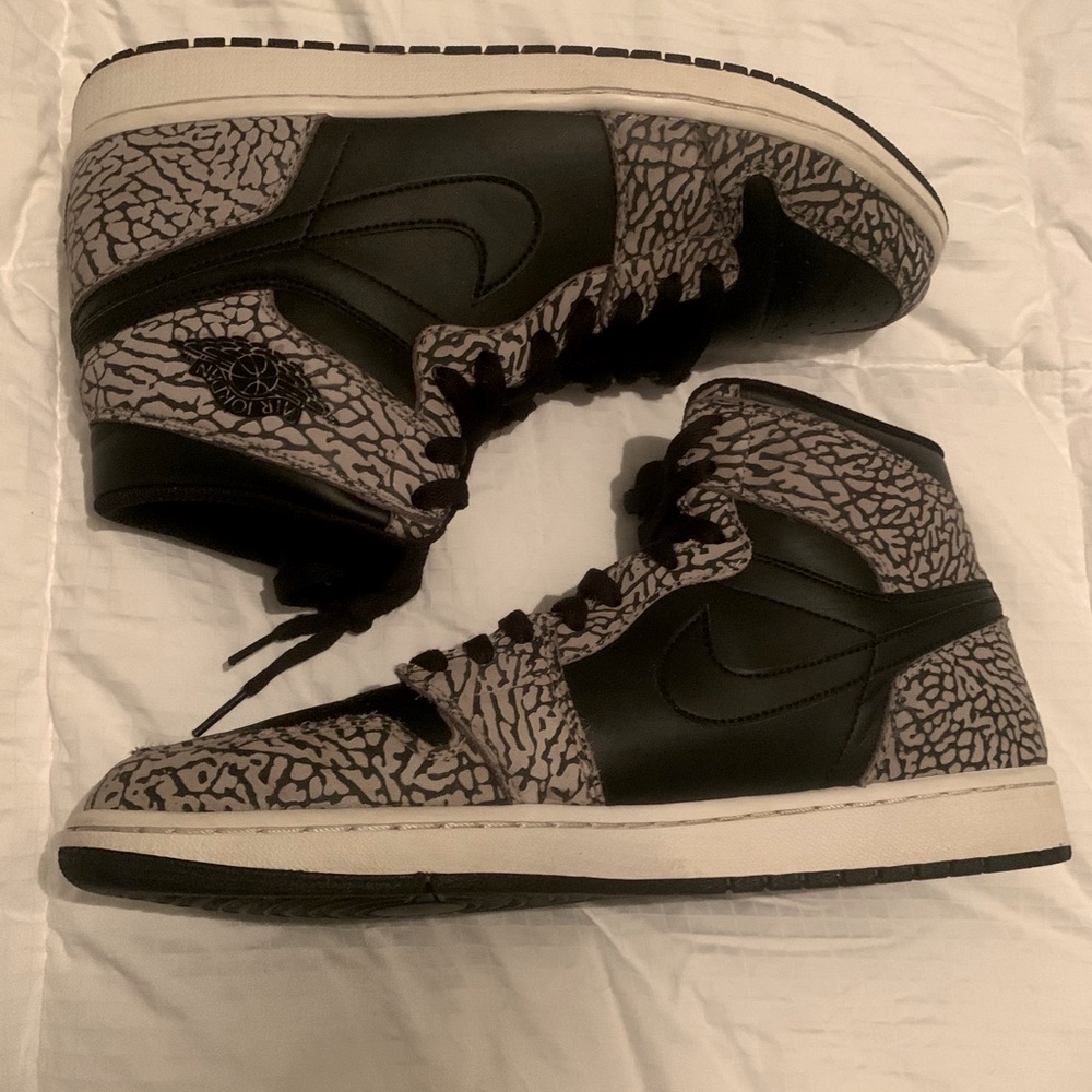 Jordan 1 Retro High “Unsupreme” Black/Cement/Red